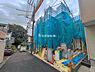 外観：前面道路を含めた現地写真です。
