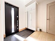 玄関には姿見付きの大きなシューズボックスが御座います。