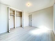 いつでもお部屋をスッキリお使い頂ける収納スペースを設置。