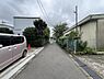 外観：前面道路を含めた現地写真です。