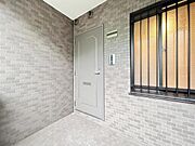 雨天時の荷物搬入に便利な玄関ポーチ付きです。