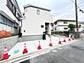 外観：前面道路を含めた現地写真です。