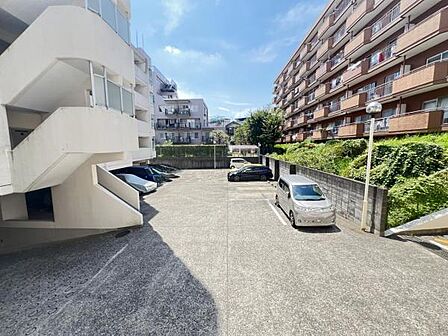 駐車場ももちろん完備しておりますのでお車所有の方にも心強いです。