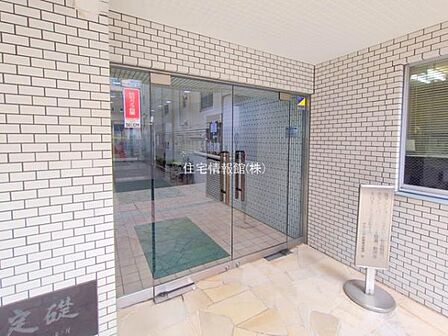 ゆったりとした印象のエントランスです。