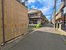 外観：前面道路を含めた現地写真です。