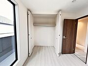 いつでもお部屋をスッキリお使い頂ける収納スペースを設置。