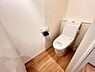 トイレ：シャワー洗浄機能付のトイレは、清潔感が印象的な空間ですね。