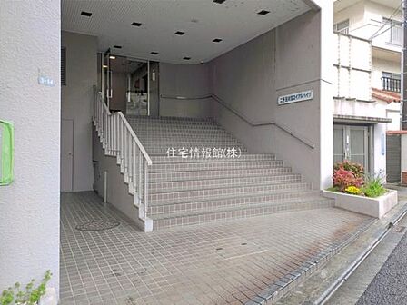 ゆったりとした印象のエントランスです。