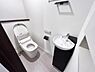 トイレ：シャワー洗浄機能付のトイレは、清潔感が印象的な空間ですね。