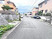 前面道路を含めた現地写真です。