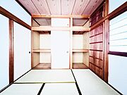 いつでもお部屋をスッキリお使い頂ける収納スペースを設置。