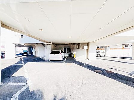 駐車場ももちろん完備しておりますのでお車所有の方にも心強いです。