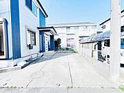 駐車場ももちろん完備しておりますのでお車所有の方にも心強いです。
