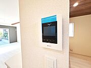 訪問者を確認できるTVモニター付きインターフォンです。