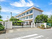 平塚市立真土小学校まで約400m（徒歩5分）