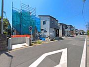 前面道路を含めた現地写真です。