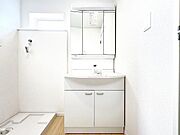 洗面化粧台です。朝の身支度から1日が始まります。