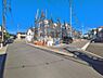 外観：前面道路を含めた現地写真です。