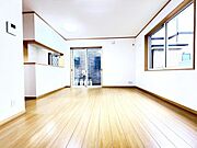 お食事中もキッチンと会話が楽しめるダイニングスペース。
