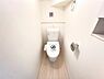 トイレ：快適に使用できる温水洗浄便座付きトイレです。
