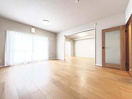 家族団らんの場所としてゆったりと居心地の良いリビングです。