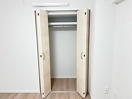 いつでもお部屋をスッキリお使い頂ける収納スペースを設置。