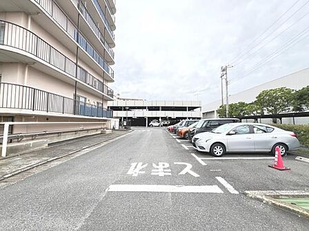 駐車場ももちろん完備しておりますのでお車所有の方にも心強いです。