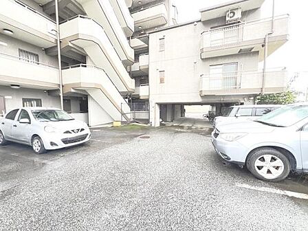 駐車場ももちろん完備しておりますのでお車所有の方にも心強いです。