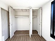 いつでもお部屋をスッキリお使い頂ける収納スペースを設置。