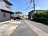 外観：前面道路を含めた現地写真です。