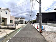前面道路を含めた現地写真です。