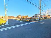前面道路を含めた現地写真です。