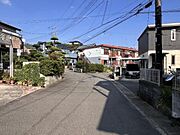 前面道路を含めた現地写真です。