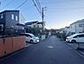 外観：前面道路を含めた現地写真です。