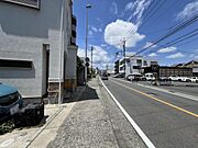 前面道路を含めた現地写真です。