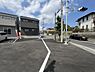 外観：前面道路を含めた現地写真です。
