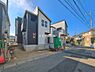 外観：前面道路を含めた現地写真です。
