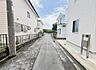外観：前面道路を含めた現地写真です。