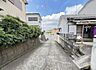 外観：前面道路を含めた現地写真です。