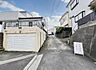外観：前面道路を含めた現地写真です。