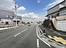 外観：前面道路を含めた現地写真です。