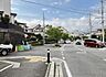 外観：前面道路を含めた現地写真です。