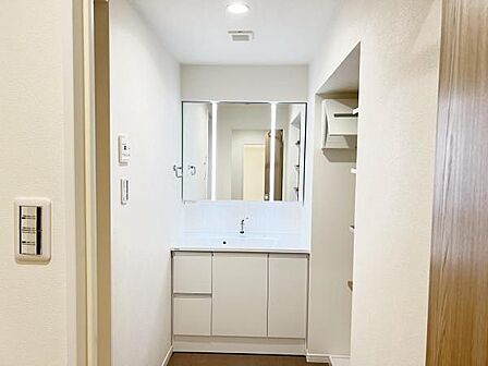 洗面化粧台です。朝の身支度から1日が始まります。