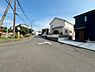 外観：前面道路を含めた現地写真です。