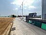 外観：前面道路を含めた現地写真です。