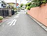 外観：前面道路を含めた現地写真です。