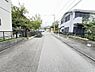 外観：前面道路を含めた現地写真です。