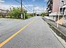 外観：前面道路を含めた現地写真です。