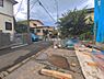 外観：前面道路を含めた現地写真です。