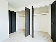 いつでもお部屋をスッキリお使い頂ける収納スペースを設置。